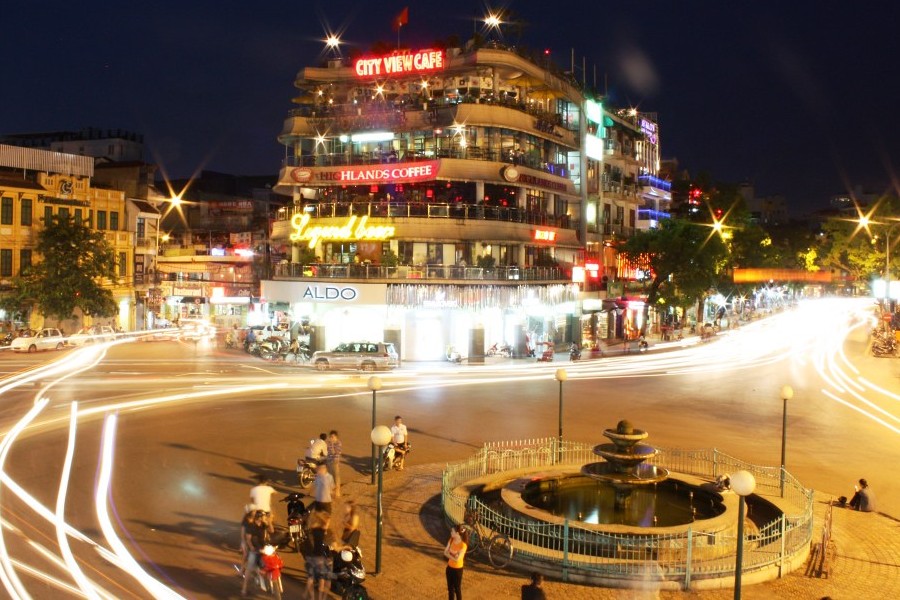 Crossing the road in Hanoi's old quarter, Hanoi, Vietnam Stock