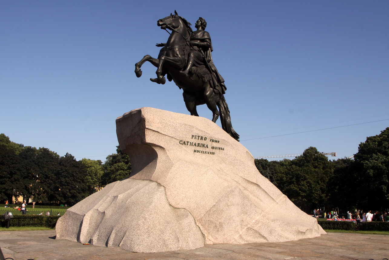 Памятник медному всаднику питер. Памятник Петру 1 в Санкт-Петербурге медный всадник. Памятник Петру медный всадник. Монумент памятник Петру 1 медный всадник. Санкт Петербург памятник Ленфильм.