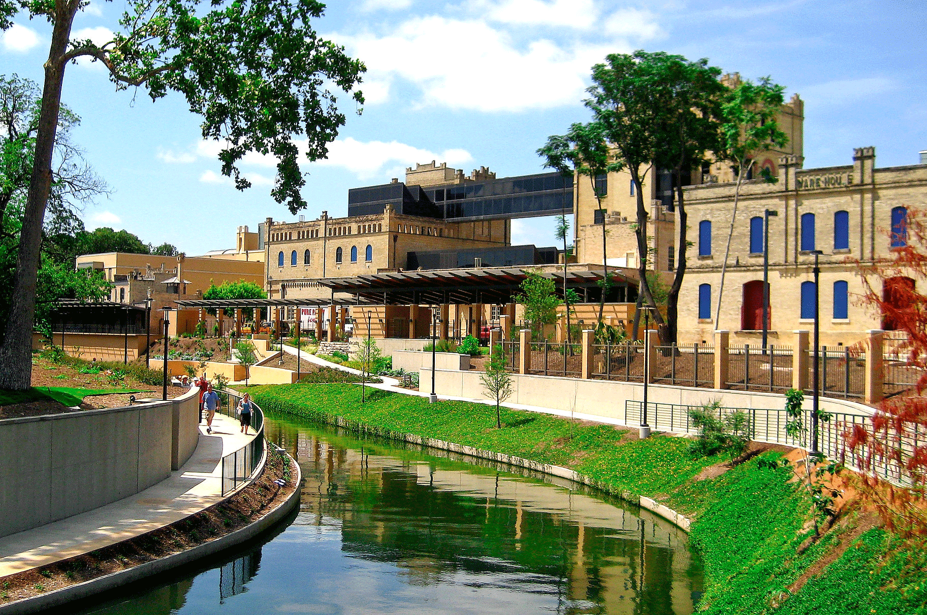 The scenic San Antonio River Walk (Photo: AndYaDontStop via Flickr / CC BY ...