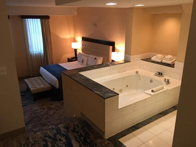 Editor Picks: Hotels in Detroit with a Jacuzzi in the Room