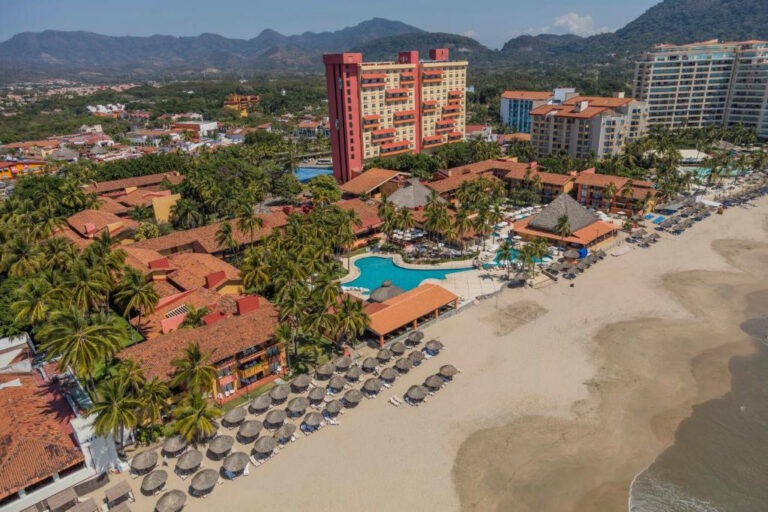 Editor Picks: The Best All-Inclusive Hotels in Ixtapa
