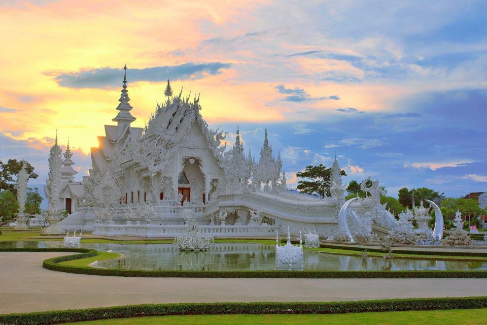 One of the most good known. Храм ват Ронг Кхун в Таиланде. Белый храм Чианг рай. Белый храм Чианграй Таиланд. Белый храм Тайланда в Чианг рай ват Ронг Кхун.