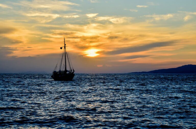 Editor Picks: The Best Santorini Sunset Cruises