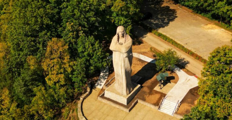 Illinois’ 48-Foot-Tall Native American Landmark You Have To See To Believe