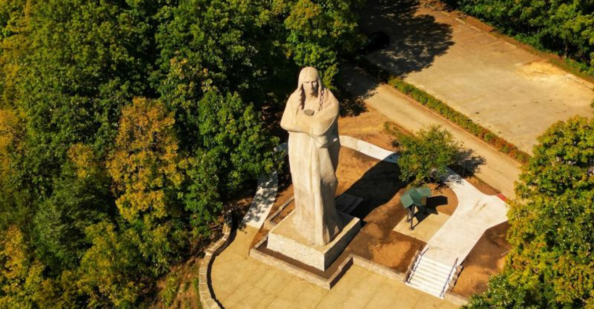 Illinois’ 48-Foot-Tall Native American Landmark You Have To See To Believe