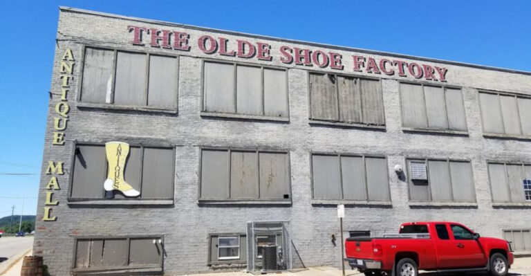Spend A Whole Day Or More At This Massive Ohio Antique Mall