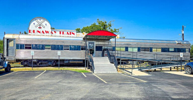 Texas Diners Are Obsessed With This Train-Themed Restaurant (And You Will Be Too)
