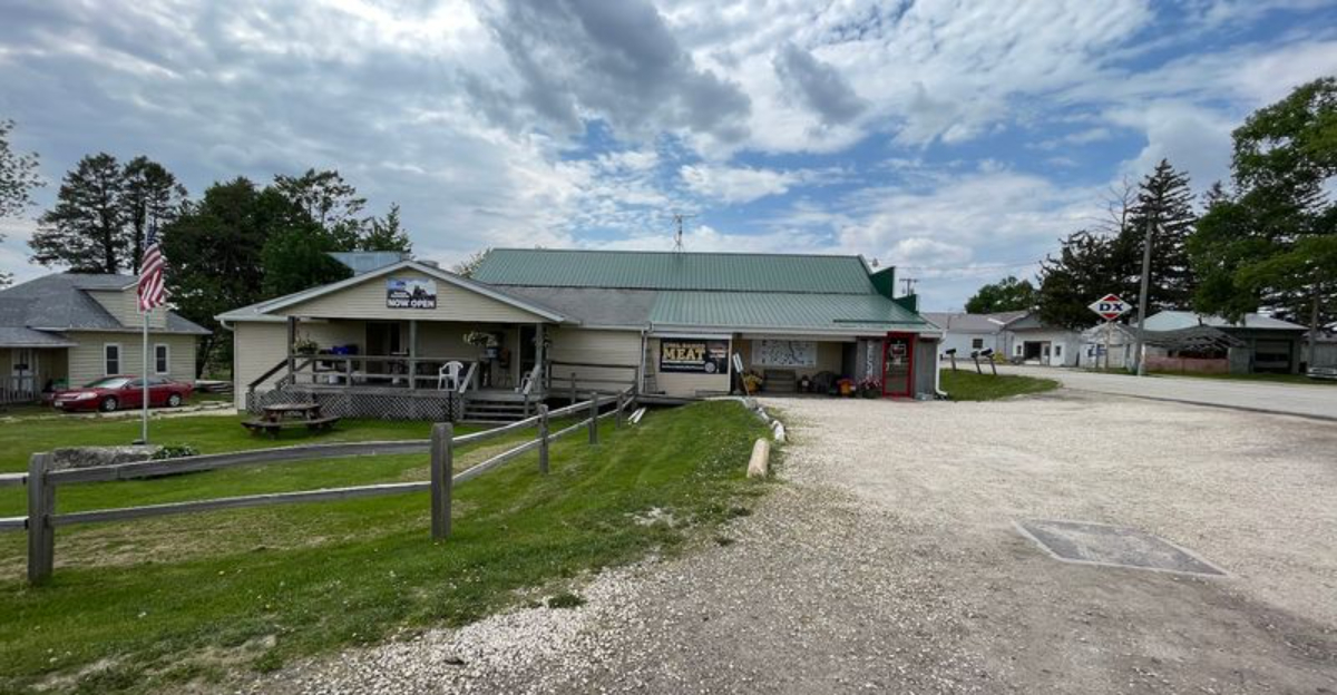 The Massive Cheeseburger At This Iowa Restaurant Is Worth The Drive