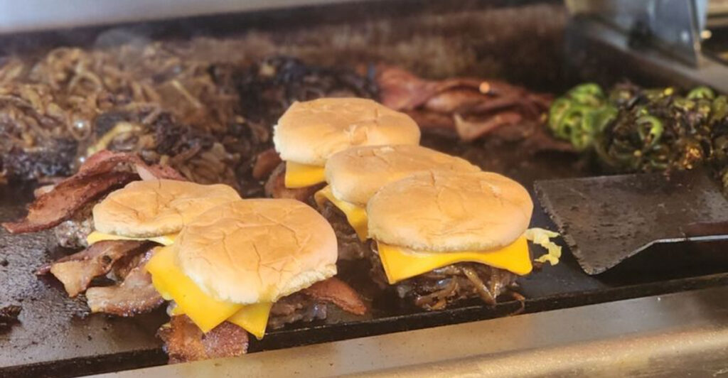 People Drive For Miles To Try The Massive Cheeseburger At This Oklahoma Restaurant