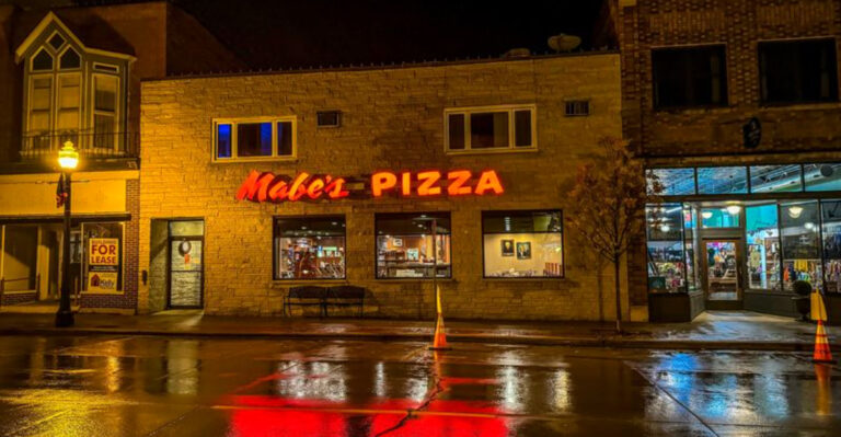 12 Old-Fashioned Iowa Pizzerias That Make Every Slice Taste Legendary