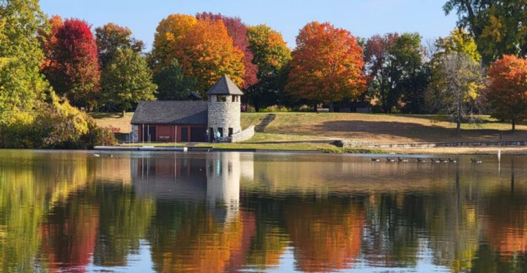 A Quiet Iowa State Park Turns A Simple Hike Into A Wonderful Scenic Adventure