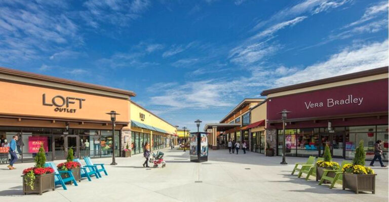This Iowa Outlet Stop Has The Stores, Deals, And Space For A Serious Shopping Day