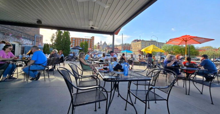 This Iowa Riverfront Restaurant Is An Ideal Choice If You Want To Enjoy Slow Meals And Pretty Views