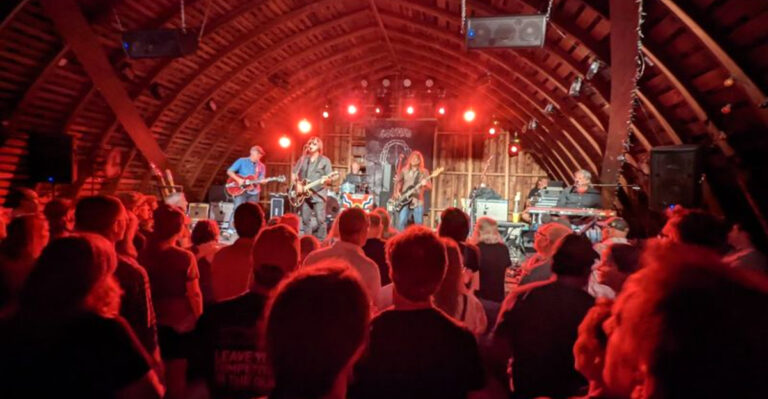 This Under-The-Radar Iowa Barn Is Where Live Music Gets Seriously Magical