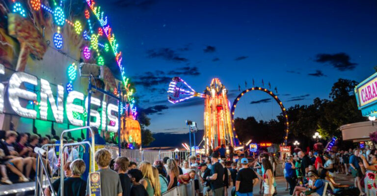 This Iowa Lake Town Turns The 4th Of July Into A Full Summer Festival