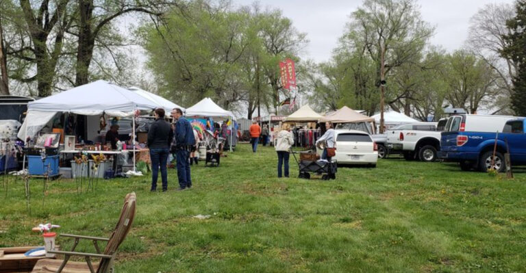 You Will Not Believe How Many Hidden Treasures Are Packed Into This Kansas Flea Market