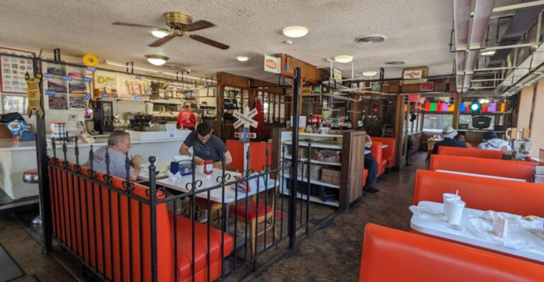 You Will Not Believe How This Quirky Kansas Restaurant Turns First Time Visitors Into Regulars