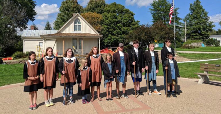 You Can Dress Like American Gothic And Pose In Front Of The Real Iowa House