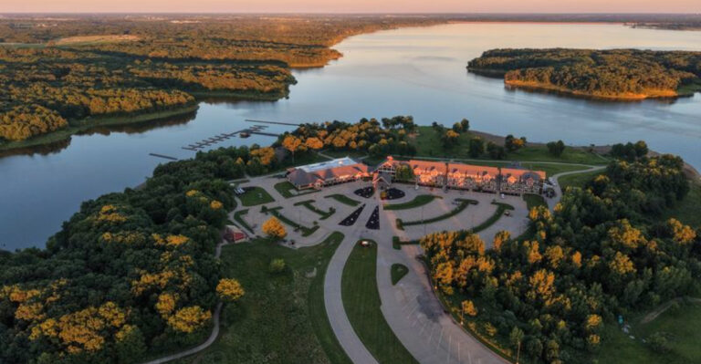 This Massive Iowa Lodge Has More Than 100 Rooms And Costs Surprisingly Little To Book