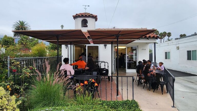 This Unassuming California Burger Spot Can Draw Local Crowds at Lunch Every Week