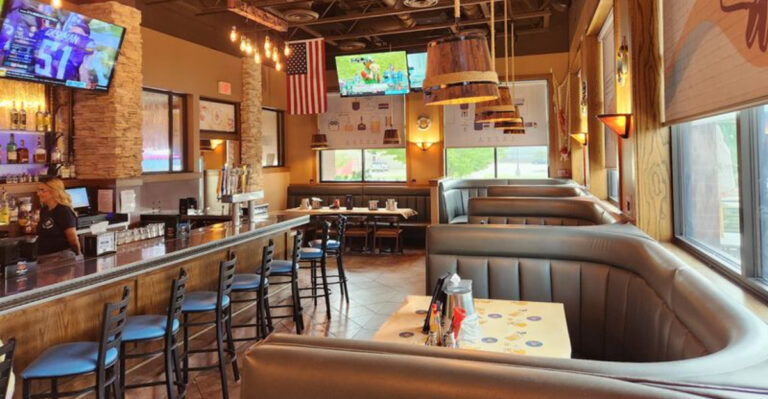 The Late Summer Crab Boil At This Kansas Restaurant Is A Must-Try