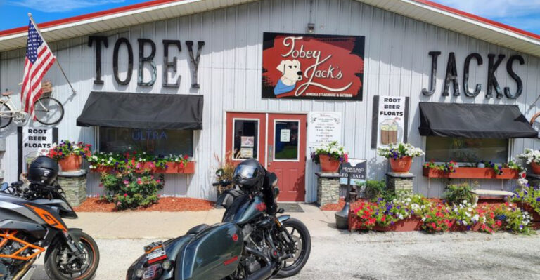12 Iowa Small-Town Food Stops Worth Adding To A Labor Day Weekend Drive