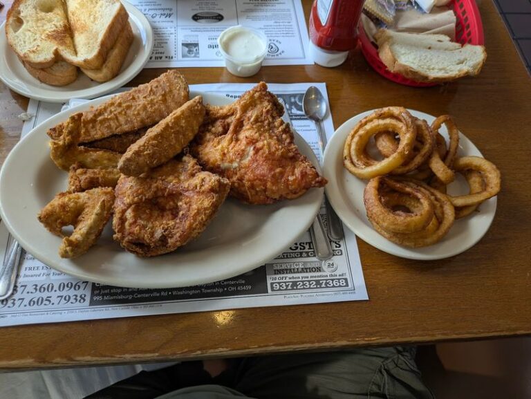 This Unassuming Ohio Diner Serves Fried Chicken So Crispy People Drive Across Counties For It