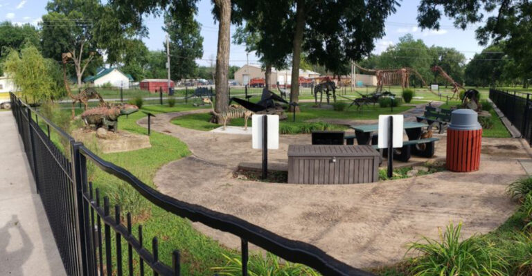 You Have To See These Incredible Giant Sculptures Hiding In A Kansas Park