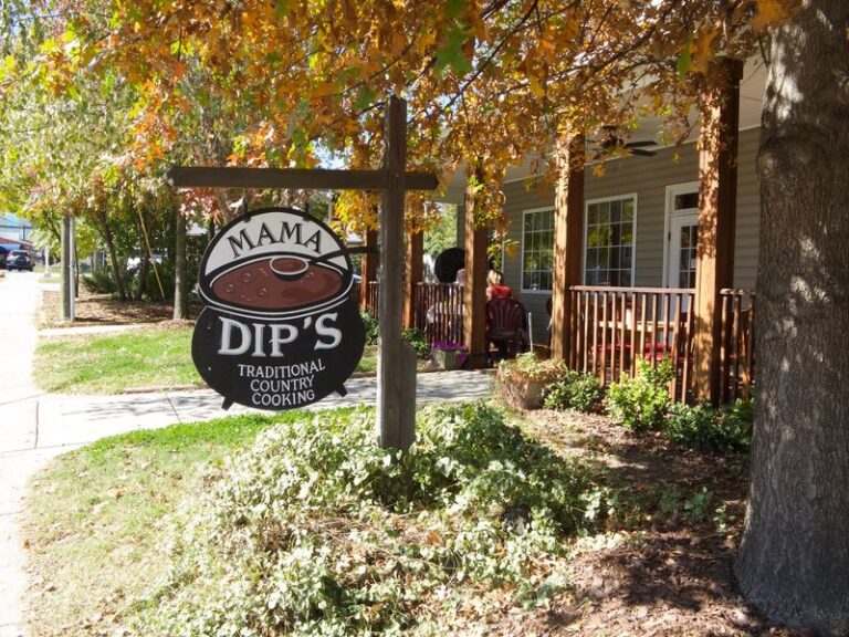 In Chapel Hill, North Carolina, Mama Dip’s Serves Fried Chicken And Country Cooking Folks Return For