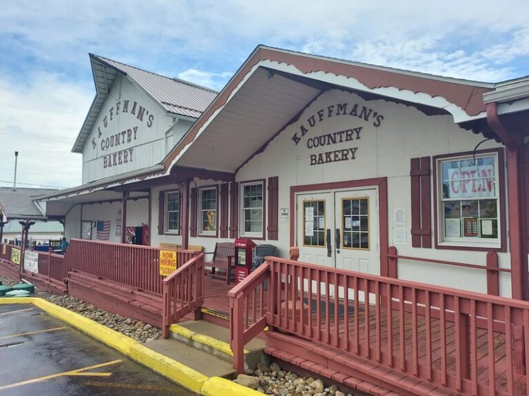 7 Ohio Amish Country Bakeries Where the Fry Pies Come Out Warm and Sugar-Glazed