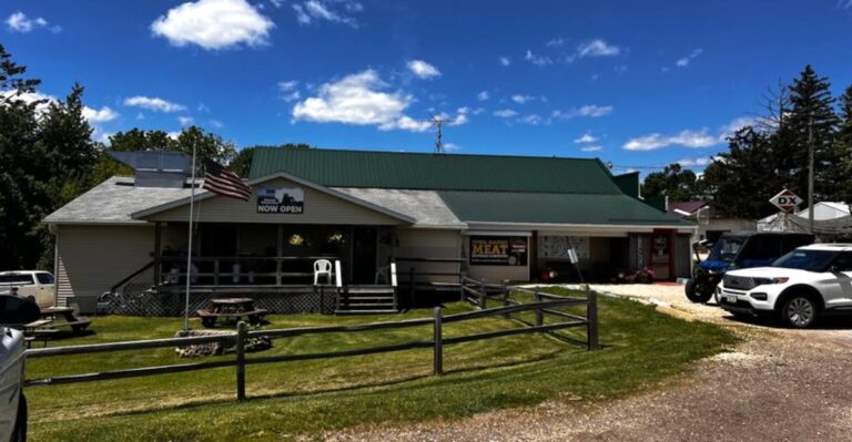 This Tiny Iowa Roadhouse Serves A Burger People Happily Drive Miles To Try