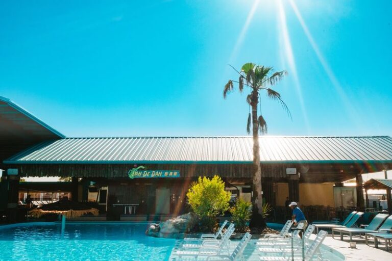 This Louisiana Resort Has A 21-And-Up Pool Where You Sip Swim-Up Drinks And Just Relax