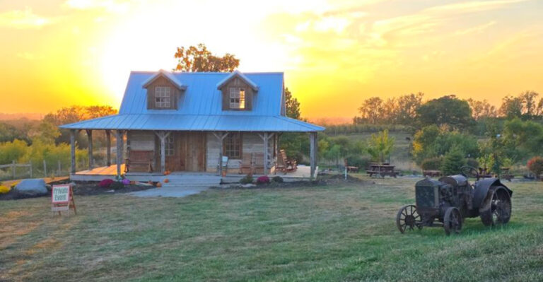 This Massive 20-Acre Iowa Apple Orchard Is The Ultimate Fall Day Trip