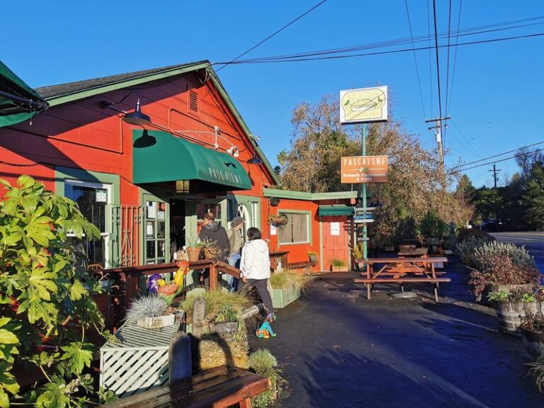 You’d Drive Right Past This Little California Pie Shop, But Its Warm Apple Pie Is Worth Turning Around For