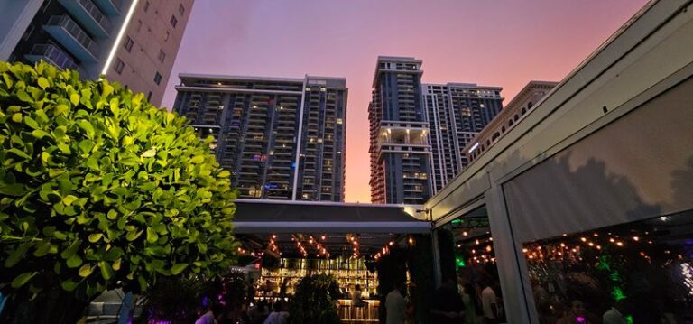 9 Florida Rooftop Bars Where the Skyline Glows While You Sip Something Cool