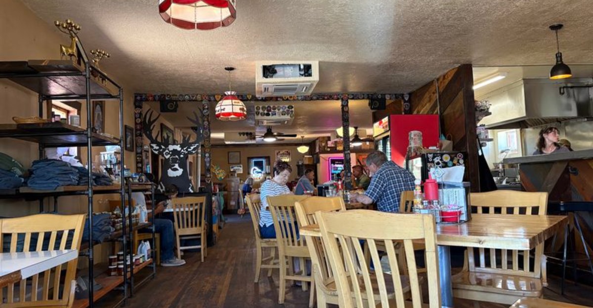 This New Mexico Roadhouse Serves The Green Chile Cheeseburger That Keeps Making Every Best-Of List