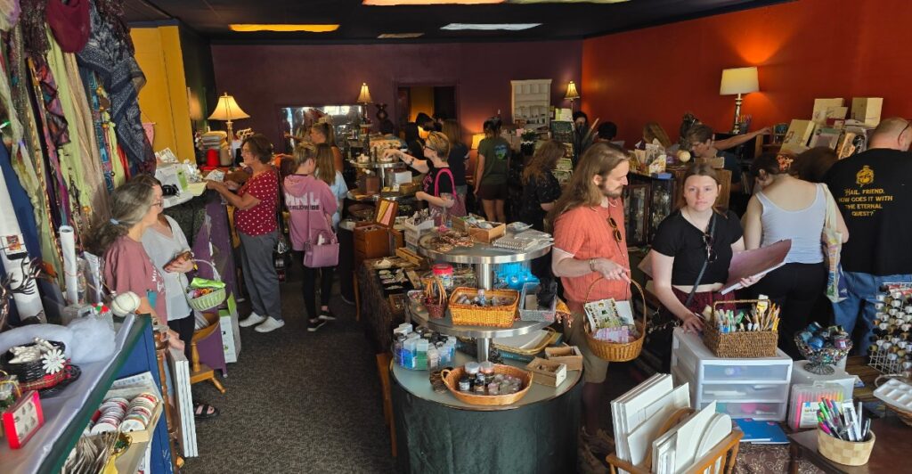 11 Kansas Arts-And-Crafts Thrift Stores Where Fabric Is Surprisingly Affordable