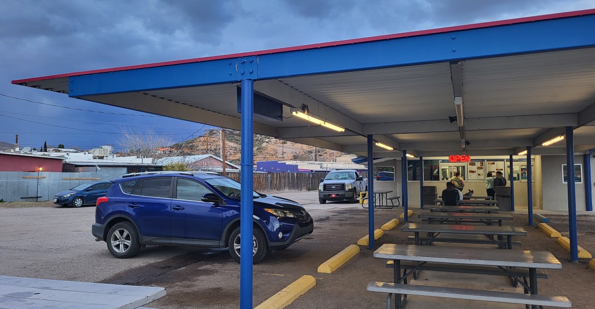 Locals In Truth Or Consequences Swear By The Green Chile Cheeseburger At This Tiny Roadside Grill