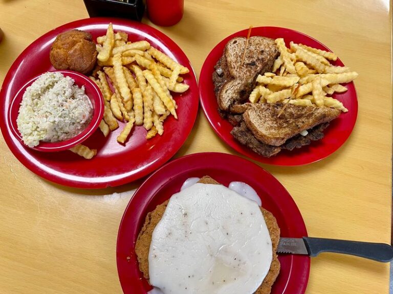 Families Keep Driving Across North Carolina For The Chicken And Dumplings At These 4 Country Restaurants