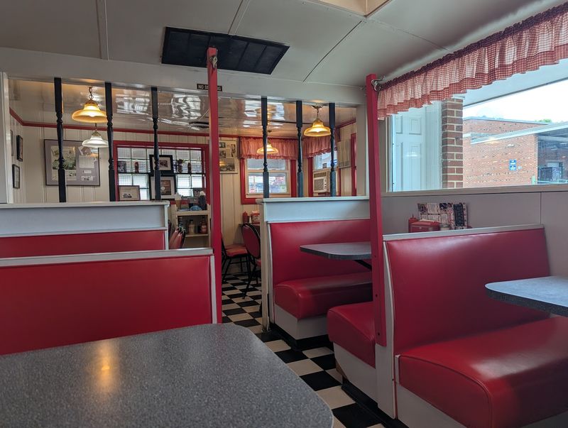 Pennsylvania Road-Trippers Keep Pulling Over at This Little Diner for Warm Pancakes Bigger Than Their Plates